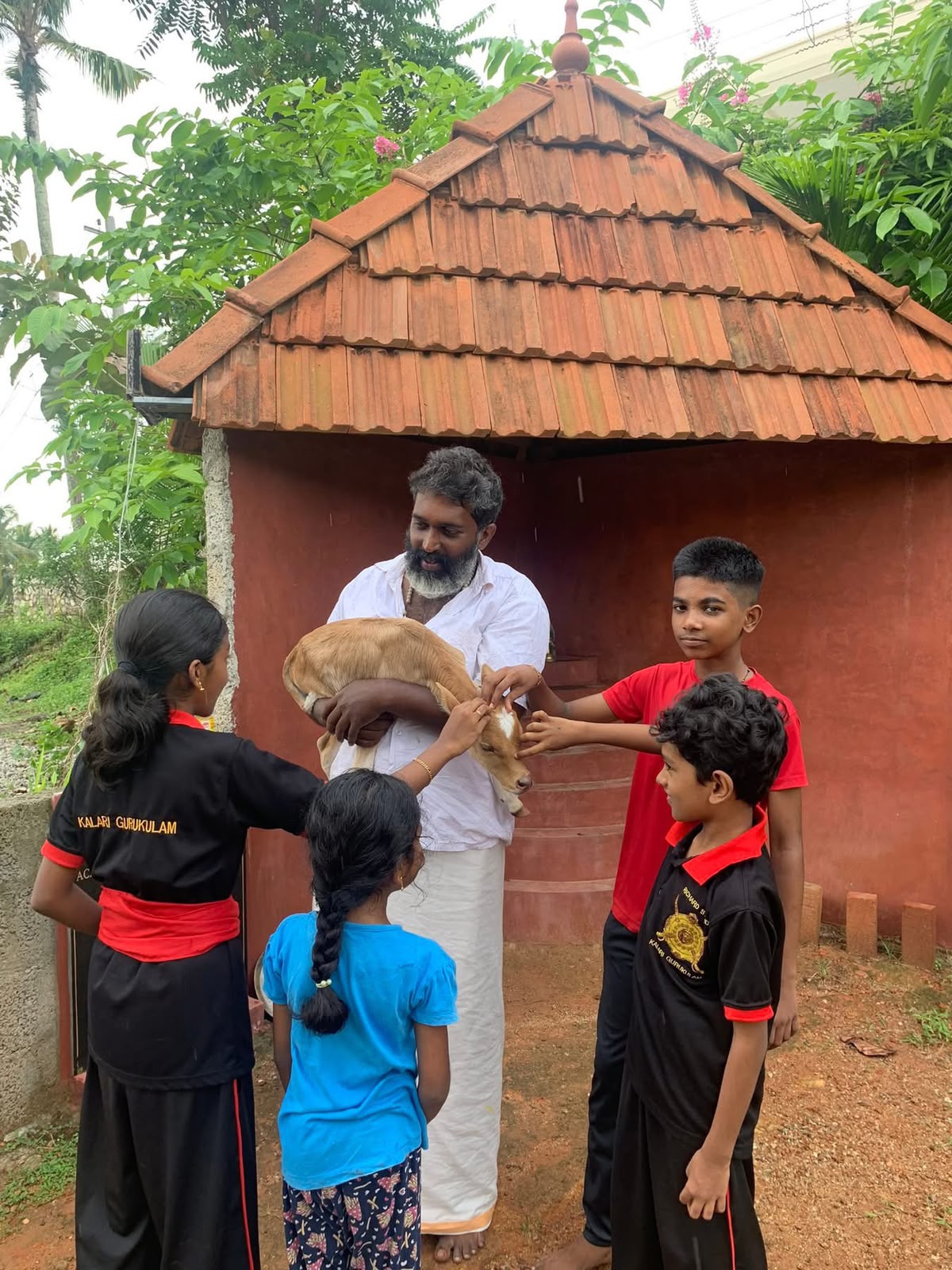 Students learning together with the Gurukkal